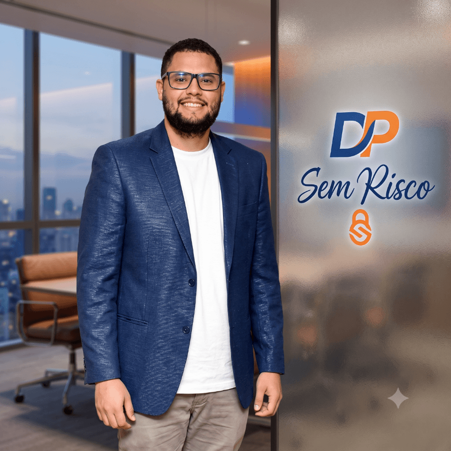 Anderson Luiz de Oliveira, responsável pela DP Sem Risco, de blazer azul em um escritório, ao lado do painel com a marca DP Sem Risco